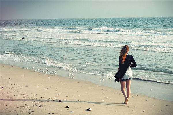 女人夢見在海邊_周公解夢