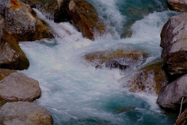 夢見水流湍急會是什麼預兆_周公解夢