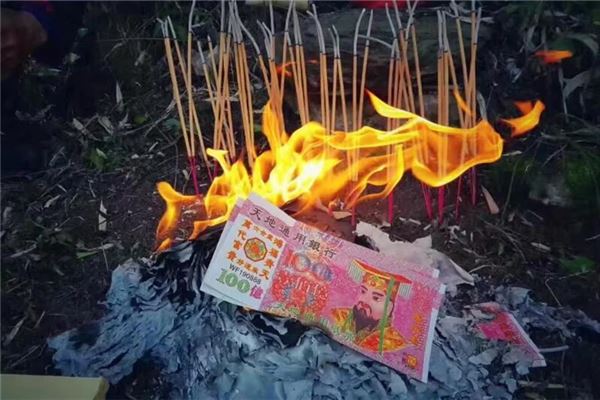 夢見燒紙錢火很旺_周公解夢