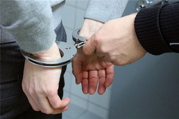 做夢被警察抓是什麼預兆_周公解夢