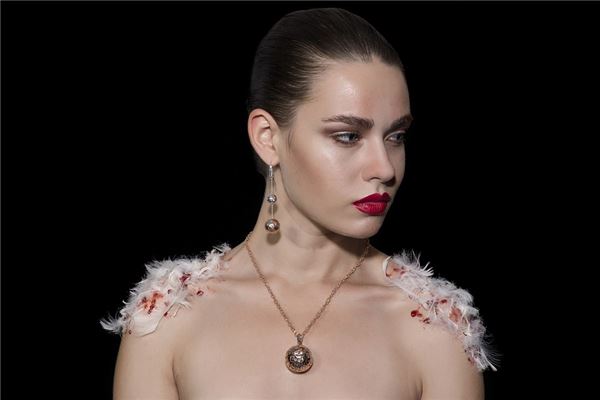 夢見喉嚨出血有什麼含義_周公解夢