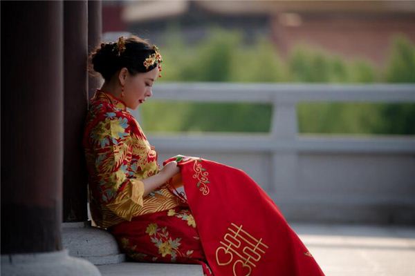 夢見穿紅色中式喜服_周公解夢
