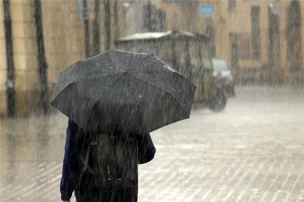 女人夢見屋外下大雨_周公解夢