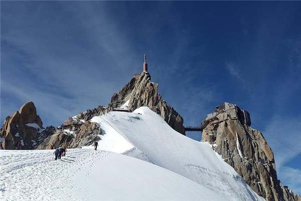 夢見滾下山意味著什麼_周公解夢