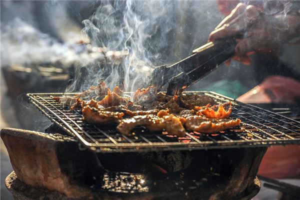 夢見吃煮熟的豬肉_周公解夢