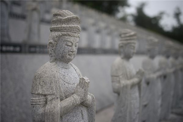 女人夢見給觀音磕頭_周公解夢