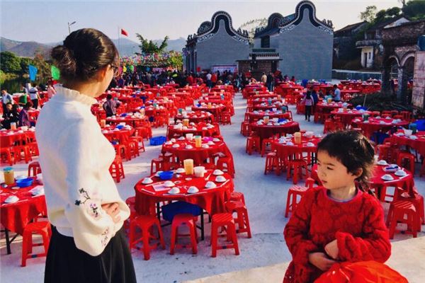 夢到好多人坐席吃飯_周公解夢
