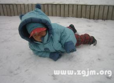 夢見商人在雪地滑倒