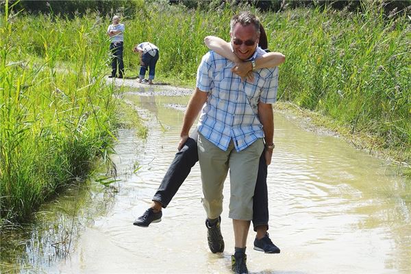 夢見背男人會是什麼預兆_周公解夢