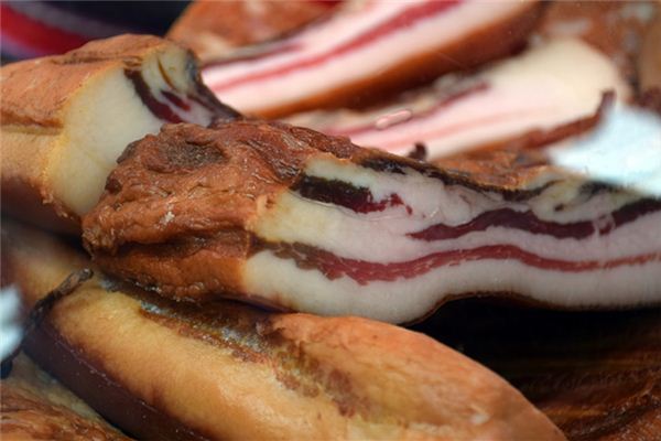 夢見吃臘肉_周公解夢