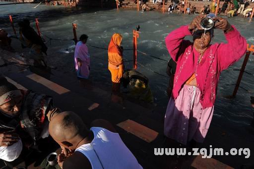 印度婦女雙手合十祈禱