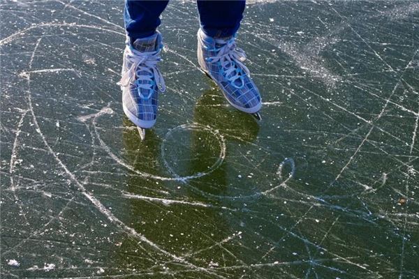 夢見自己滑冰_周公解夢