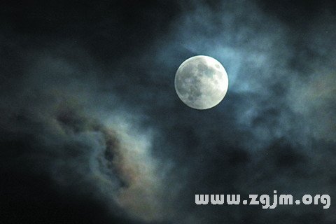 夢見滿月在半空中大放光彩