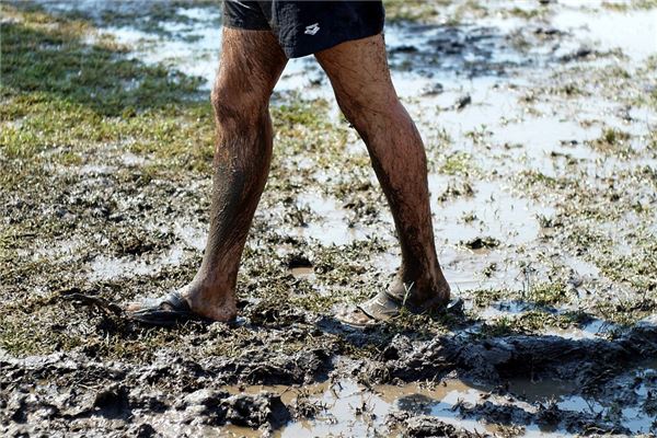 夢到了腳上沾泥代表什麼_周公解夢