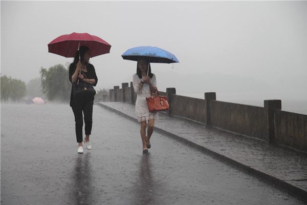 夢到下雨家裡發大水,老公和同事出軌_周公解夢