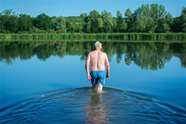 夢到水越走越深_周公解夢