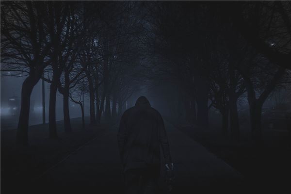 女人夢見走黑路_周公解夢