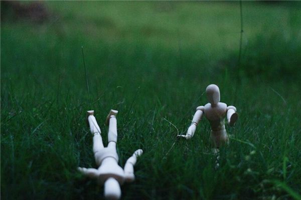 夢見自己摔了一跤_周公解夢