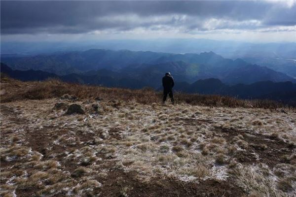 夢見尿濺到自己身上_周公解夢