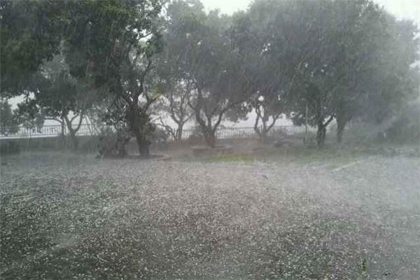 夢見下大雨,打開窗子一直看著下雨_周公解夢