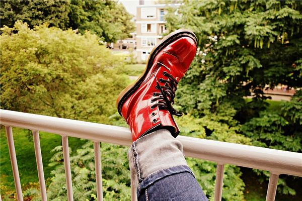 女人夢見紅色的鞋子_周公解夢