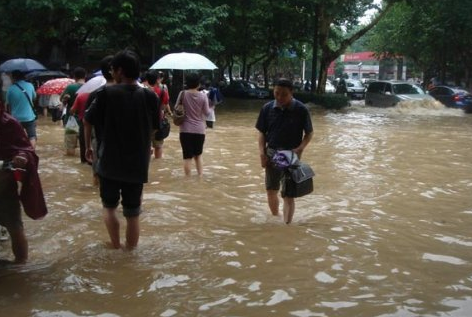 夢見發大水逃跑