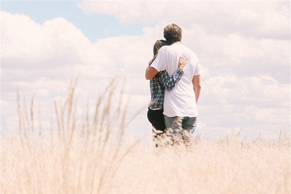 夢見主動抱男人_周公解夢