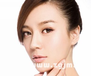 耳廓凸出於耳輪外