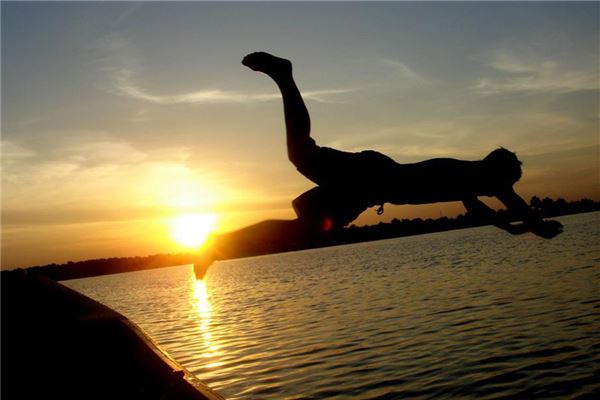 夢見掉河_周公解夢