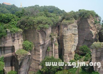 夢見從懸崖峭壁上掉下去_周公解夢