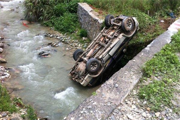 夢見車翻了,車是被公牛撞翻的_周公解夢