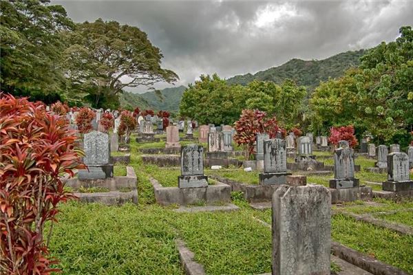 女人夢見墳墓著火_周公解夢