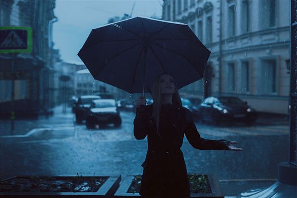 女人夢見下小雨_周公解夢